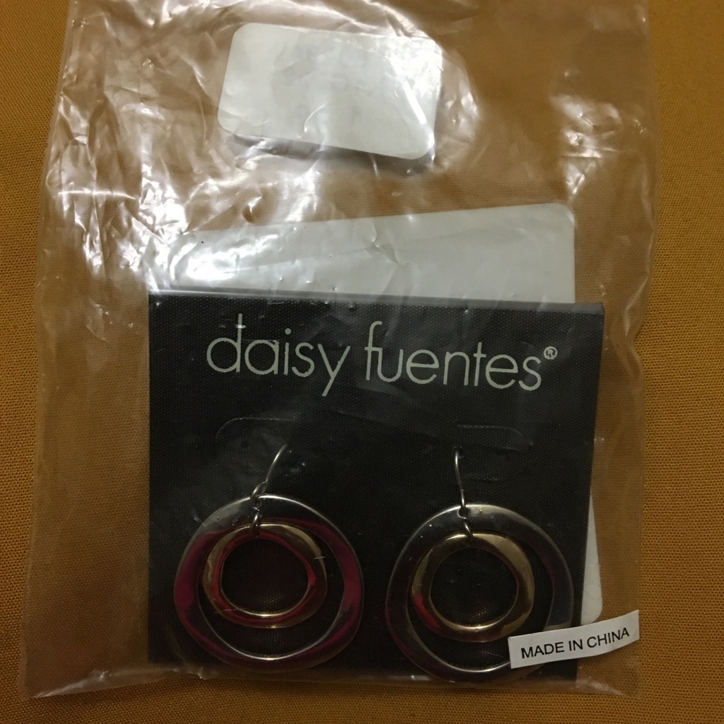 Daisy Fuentes Dangle Earrings 15$
